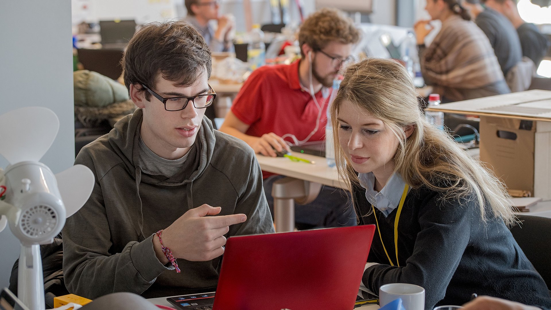 Teilnehmende an einem Hackathon der TUM Teilnehmende an einem Hackethon der TUM