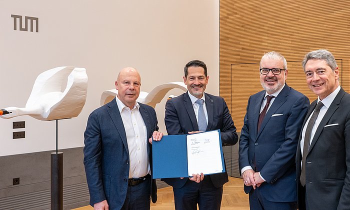 Prof. Reinhold Mayer, chairman of the foundation, TUM President Prof. Thomas F. Hofmann, dean Prof. Christoph Kaserer and Prof. Joachim Weber, member of the foundation's advisory board, after signing the agreement.