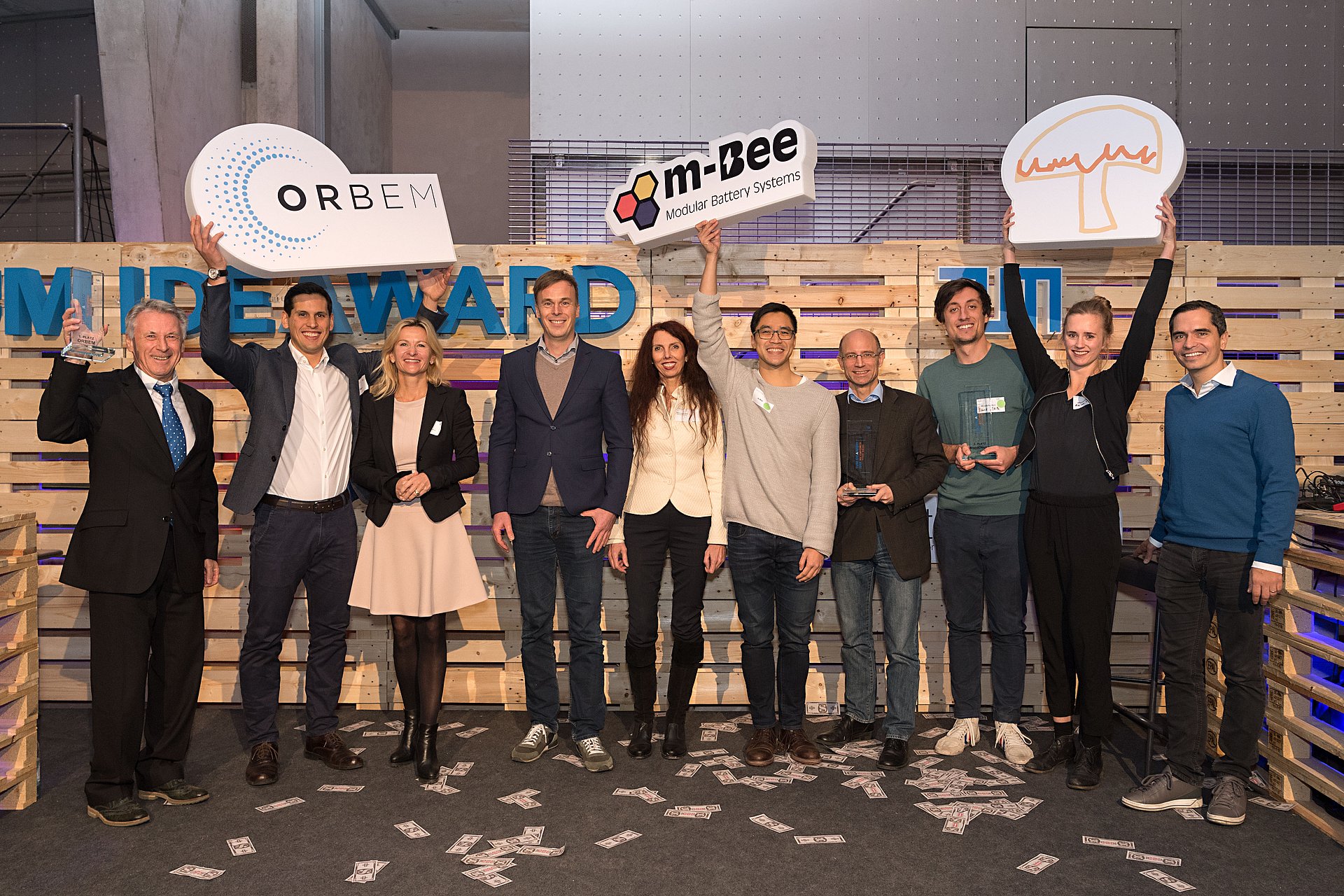 Die Siegerteams beim TUM IdeAward 2018: ORBEM, m-Bee und Woodchicken. (Bild: U. Benz /TUM) Die Siegerteams beim TUM IdeAward 2018: ORBEM, m-Bee und Woodchicken. (Bild: U. Benz /TUM)
